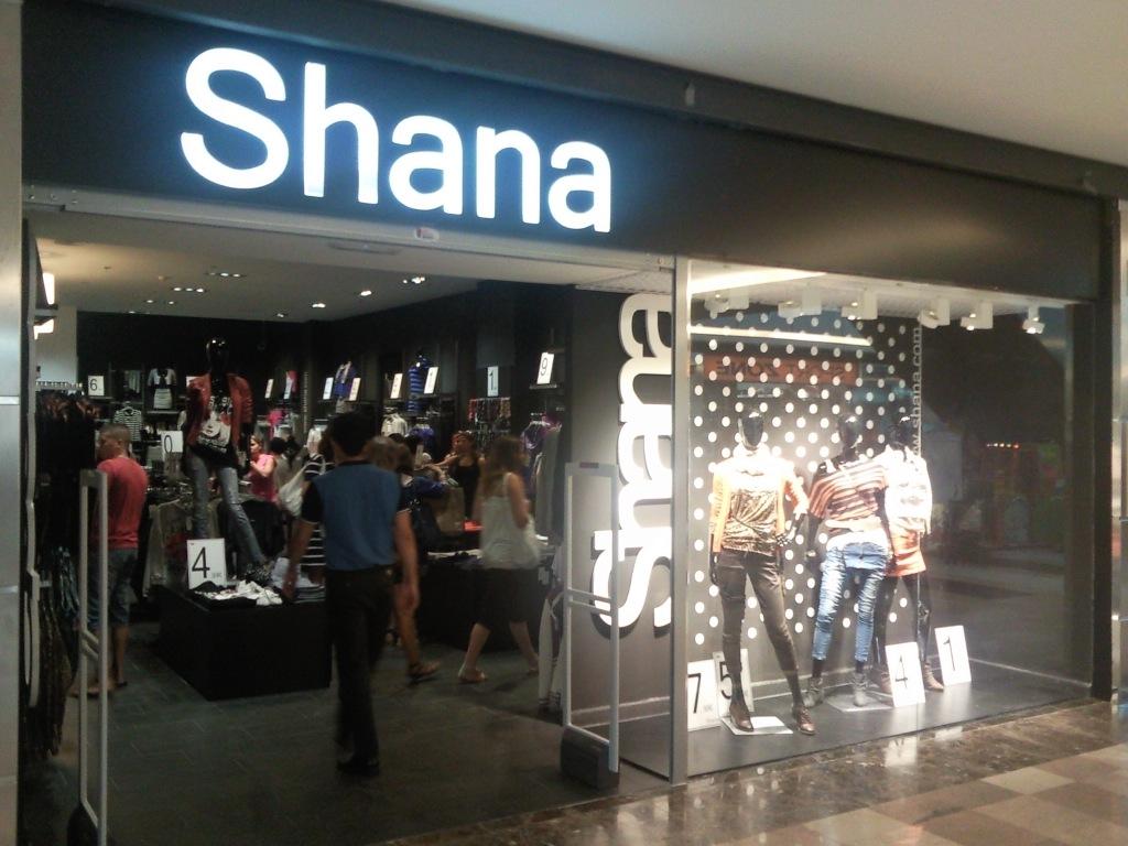 Local Comercial Al Por Menor de Venta de Ropa y Calzado Deportivo” Centro Comercial “la Gavia”